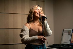 Teen stuns on The Voice