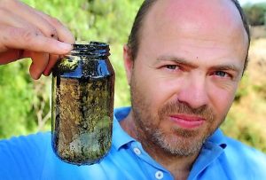 Oil spill blackens Werribee River